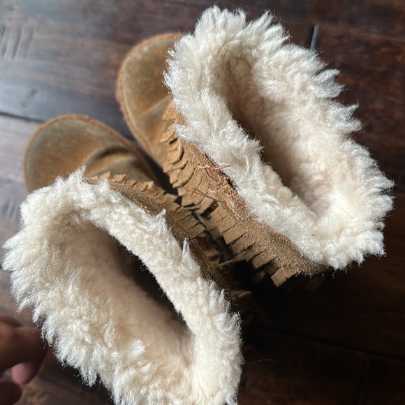 Ugg size 12 brown boots .. perfect for the cold weather coming - Picture 3 of 5